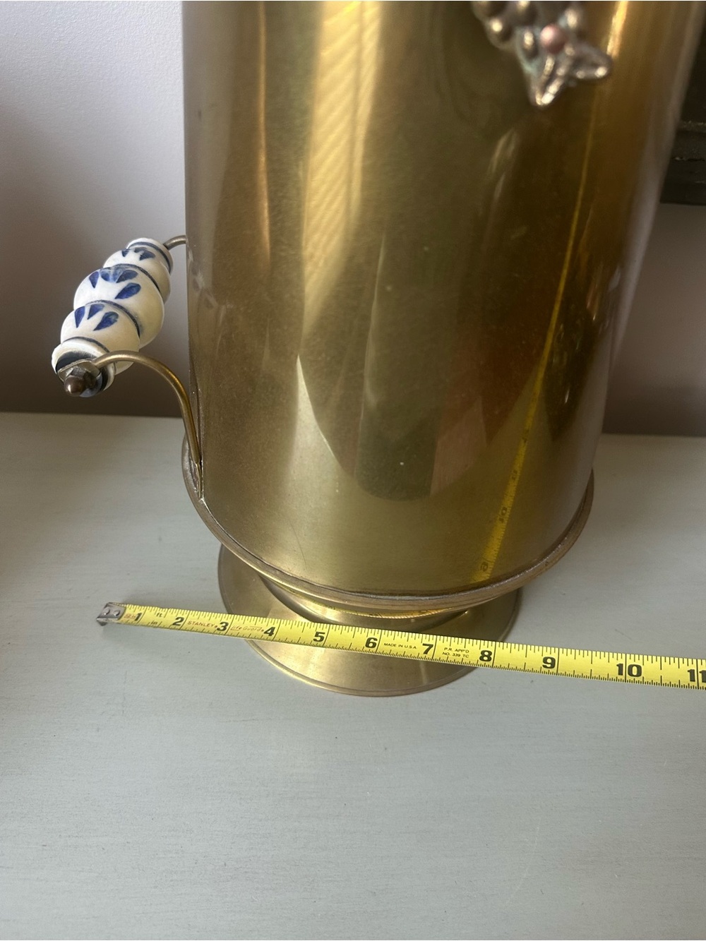 Vintage brass coal ash scuttle bucket with porcelain handles - Picture 9 of 10